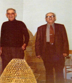 Salvatore Zampino con il fratello Antonio nel deposito di Nasse di Gioiosa Marea.