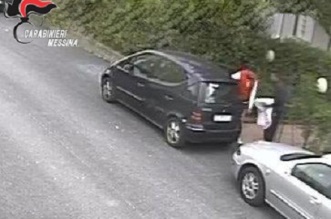 Una sequenza del momento del furto a Santa Lucia