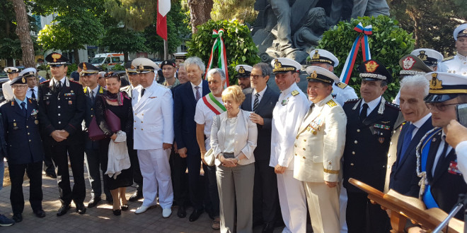 Foto di gruppo ai piedi del Monumento ai Marinai russi