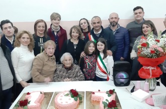 Nonna Lucia con i nipoti ed il sindaco