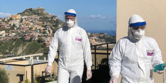 Medici dell'ASP Messina dopo il prelievo del tampone