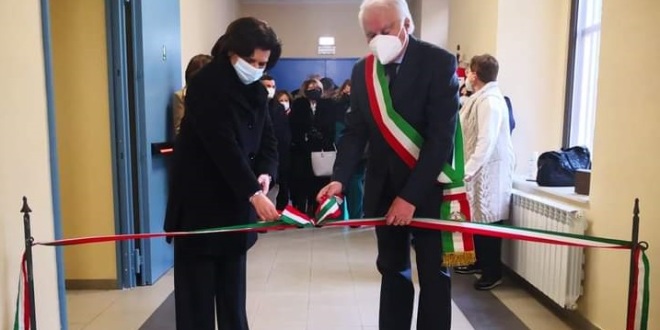 Taglio del nastro, con la direttrice della Sorpintendenza, Rossino, e il sindaco Bertolami