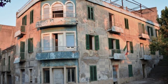 L’Albergo Puglia nel settembre 2021, poco prima di morire abbattuto (foto M. Geraci).