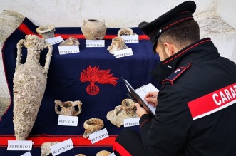 CC Vulcano consegna reperti archeologici