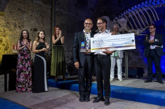 Francesco Messina premia il direttore del Coro Bel Canto di Vilnius (Lituania)