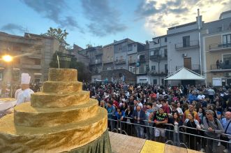 LA FOLLA IN ATTESA E LA TORTA